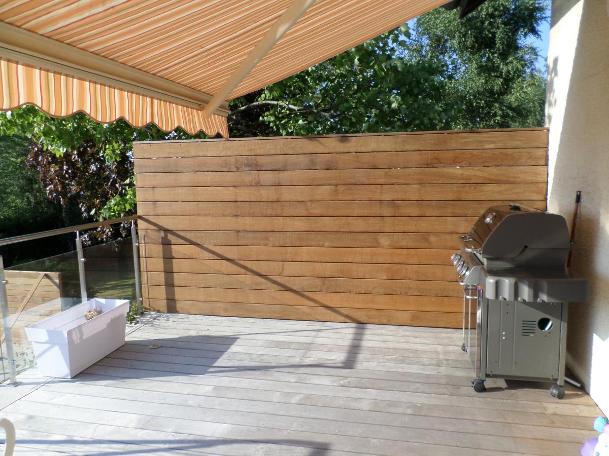 Pare-vue en bois contemporain pour protéger une terrasse du vent, et de la vue du voisinage. Pare-vue construit dans le même matériau que la terrasse. Création paysagiste Annemasse. Pare-vue en bois contemporain pour protéger une terrasse du vent, et de la vue du voisinage. Pare-vue construit dans le même matériau que la terrasse. Création paysagiste Annemasse.