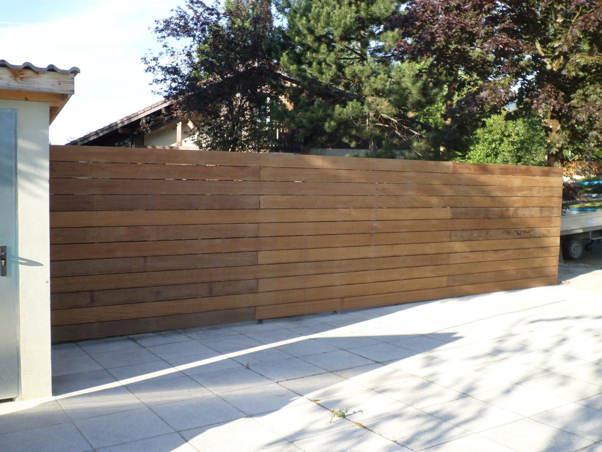 Pare-vue en bois pour protéger de la vue des voisins sur la piscine. Création paysagiste Annemasse