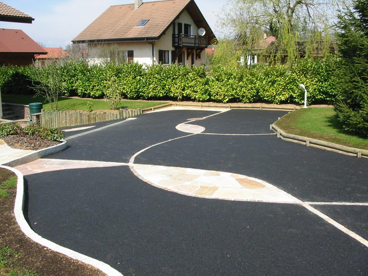 Cour en mosaïque de pierre, et enrobé noir réalisé à Thonon pour habitation de clients particuliers Cour en mosaïque de pierre, et enrobé noir réalisé à Thonon pour habitation de clients particuliers