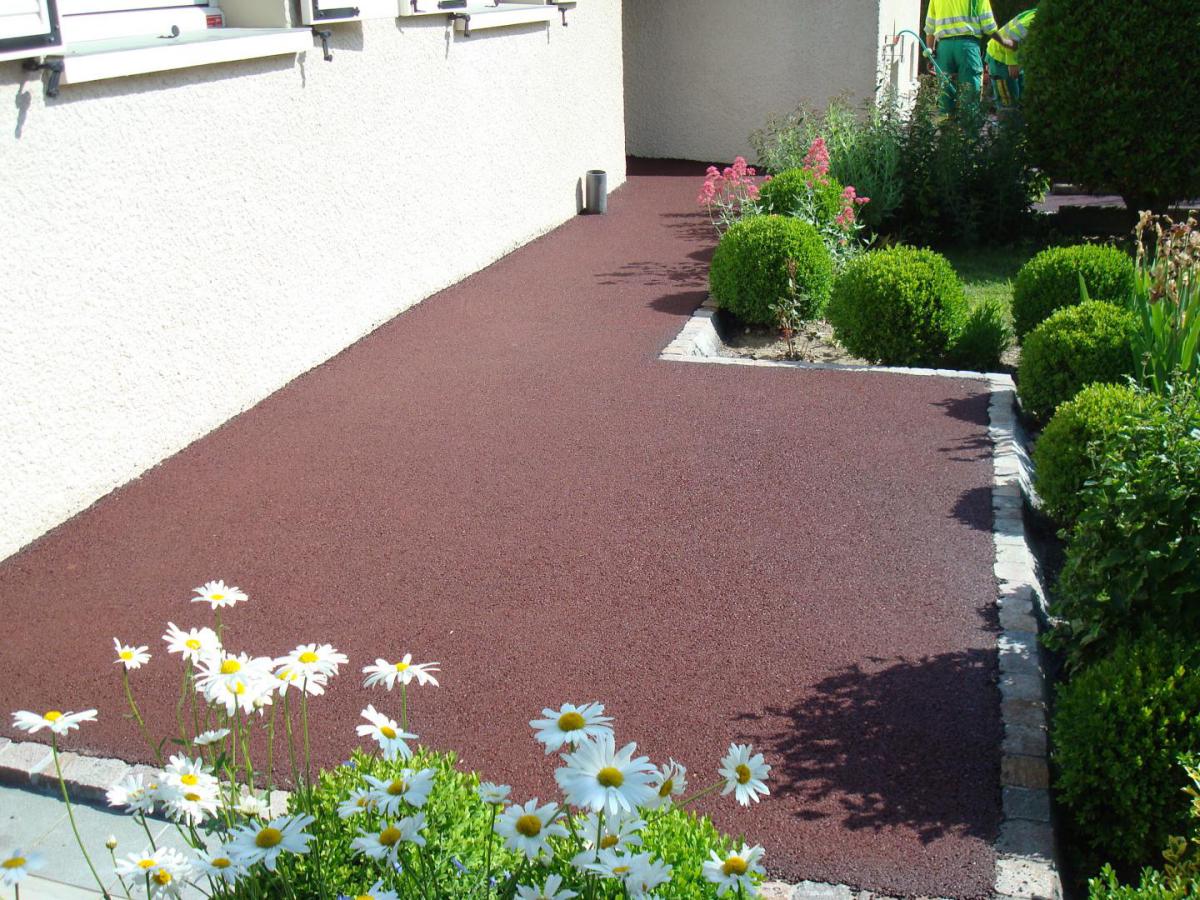 Enrobé rouge pour l'accès et l'allée, réalisé à Chens sur Léman près de Thonon. Pavés périphériques en délimitation. Enrobé rouge pour l'accès et l'allée, réalisé à Chens sur Léman près de Thonon. Pavés périphériques en délimitation.