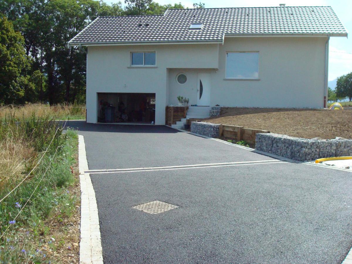 Cour en enrobé noir pour maison, bordée de pavés. Réalisations effectuées à Boege, Vallée Verte Cour en enrobé noir pour maison, bordée de pavés. Réalisations effectuées à Boege, Vallée Verte
