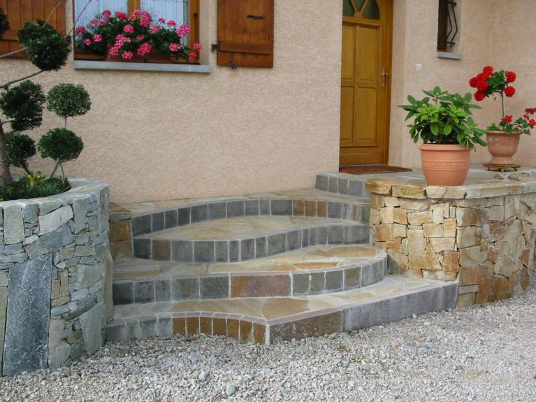 Escalier d'une nuance de couleurs de tons rouge brun. Réalisation de l'escalier à Thonon Escalier d'une nuance de couleurs de tons rouge brun. Réalisation de l'escalier à Thonon