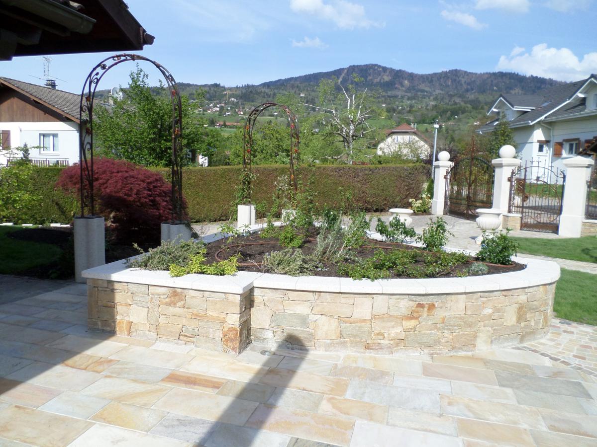Jardinière en terrasse, réalisée en muret de pierre avec une couvertine.