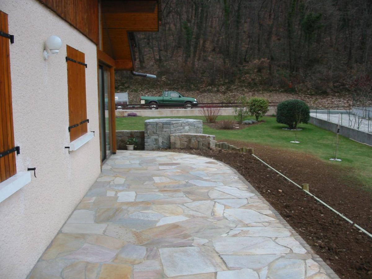Terrasse en pierre naturelle en opus incertum à Thonon